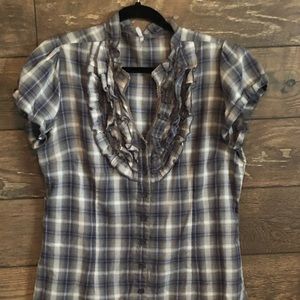 Adorable plaid short sleeved button up shirt. Xl